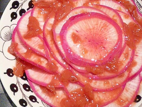 生でシャキシャキ！赤かぶの☆梅酢サラダ